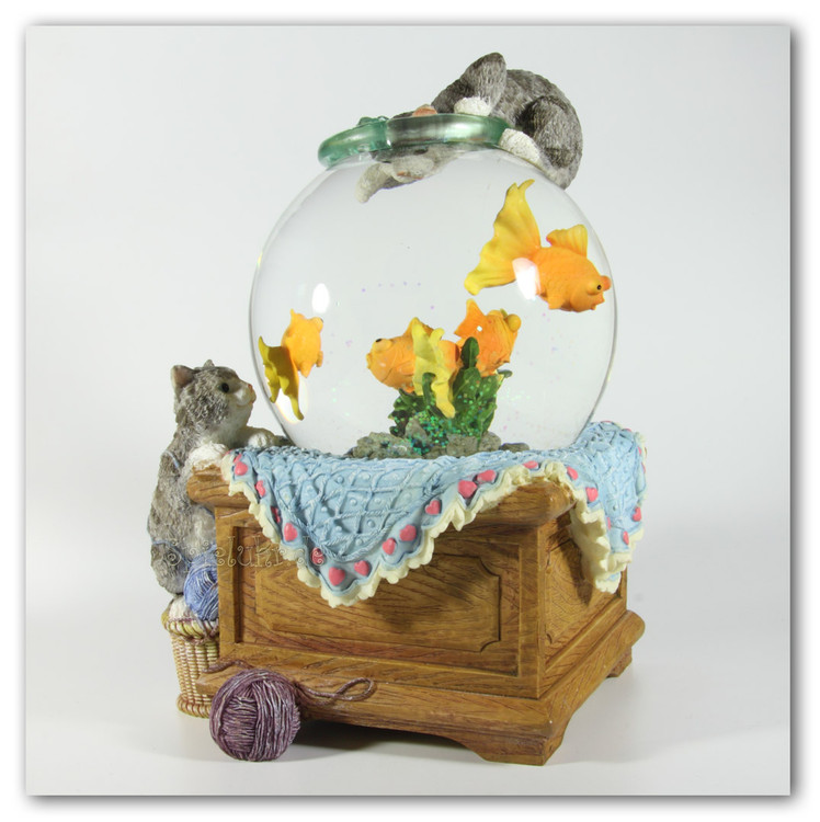 Schneekugel mit Aquarium und Katzen mit Spieluhr